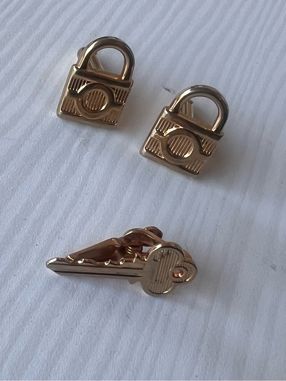 Gold-Tone Padlock Cufflink & Key Tie Clip Set Elegant Men’s Accessory